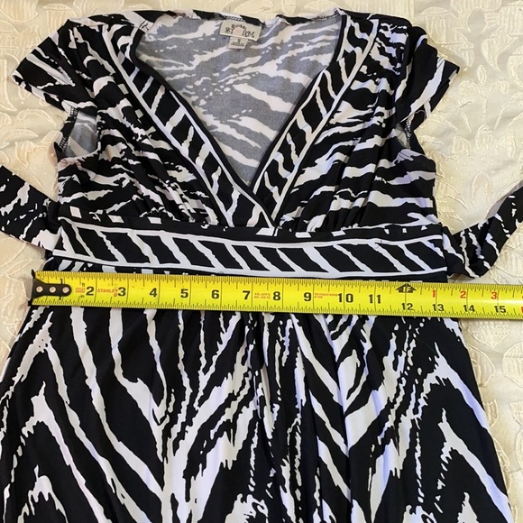 Sweet Storm Black/White S Cap Sleeve Dress Ties in the Back - Picture 10 of 14